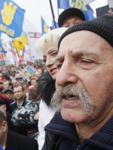 <p>
	Митинг на опозиционни партии в Киев, ноември 2012 г. <em>Снимка: Ройтерс</em></p>
