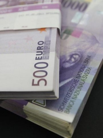 <p>
	Евро банкноти и швейцарски франкове. <em>Снимка: Ройтерс</em></p>
