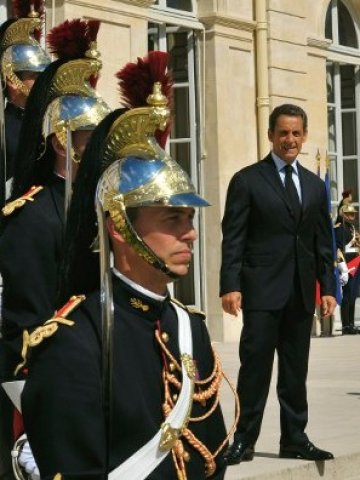 <p>
	Саркози в очакване на поредния си официален гост пред Елисейския дворец. <em>Снимка: Ройтерс</em></p>
