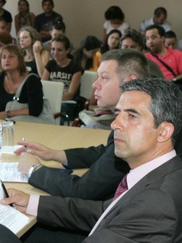 <p style="margin-bottom: 0cm">
	Плевнелиев присъства на отварянето на офертите. <em>Снимка: БТА</em></p>
