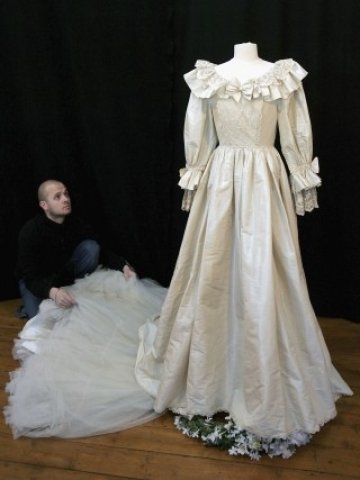 <p>Роклята на лейди Даяна на аукцион през 2005 година. <i>Снимка: Getty Images</i></p>