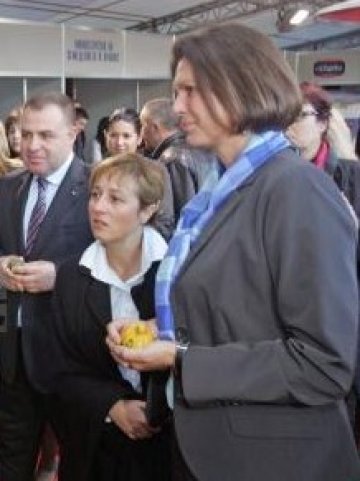 <p>
	Министрите Айгнер (на преден план) и Найденов посетиха Втория събор на бългорското земеделие. Снимка: БТА</p>
