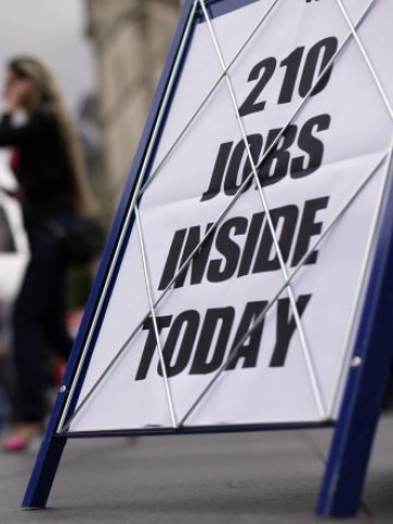 <p>
	Много безработни са с прели да търсят работа, увеличава се и средната продължителност на периода, в който американците са без препитание. <em>Снимка: Ройтерс</em></p>
