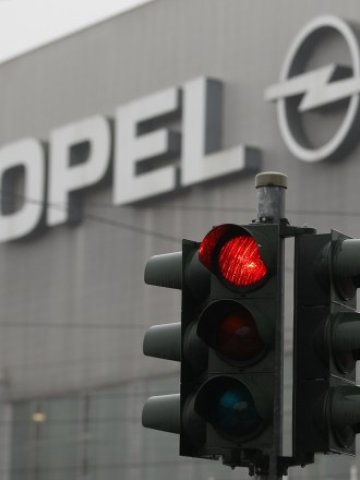 <p>
	Червена светлина пред Adam Opel AG. <em>Снимка: Ройтерс</em></p>
