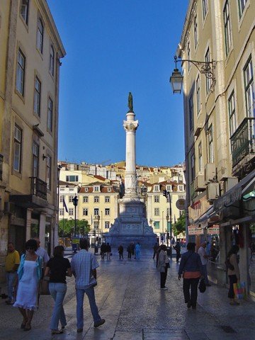 През деня центърът на Мексико сити е притегателно място за обикновените туристи, докато търсачите на силни усещания бродят из крайните квартали в търсене на опасности. Снимка: Trekearth