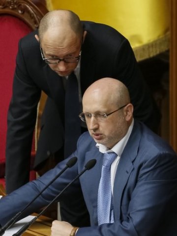 <p>
	Украинският премиер Арсений Яценюк (вляво) и председателят на парламента Олександър Турчинов по време на парламентарната сесия днес. Снимка: Ройтерс</p>
