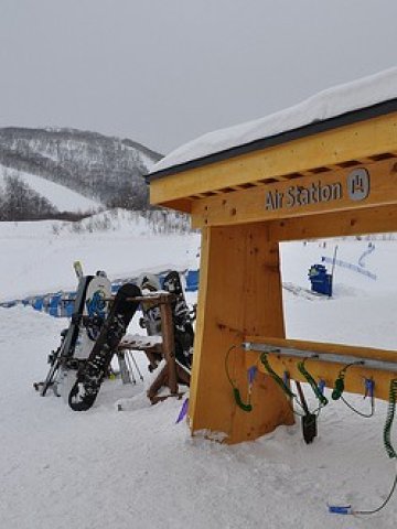 <p>Ски курортът в Нисеко засега е тихо и спокойно място, догодина обаче ще е пълен с бутици и луксозни ресторанти. <i>Снимка: Flickr Лиценз: </i><a target="_blank" href="http://creativecommons.org/licenses/by/2.0/"><i>Creative Commons</i></a></p>