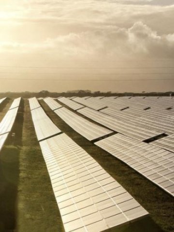 <p>
	Соларна ферма близо до Пърт, Австралия. <em>Снимка: Ройтерс</em></p>
