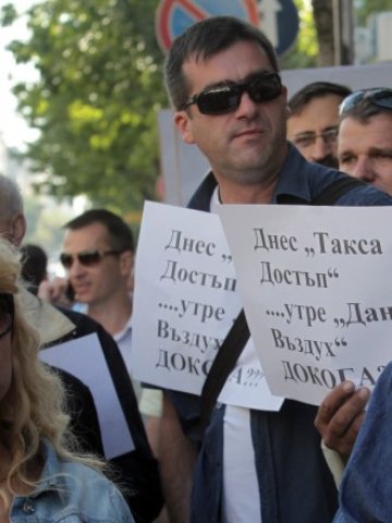 <p>
	<em>Десетки малки фирми протестираха вчера срещу въвеждането на цените за достъп до мрежата</em> &nbsp; Снимка: БТА</p>
