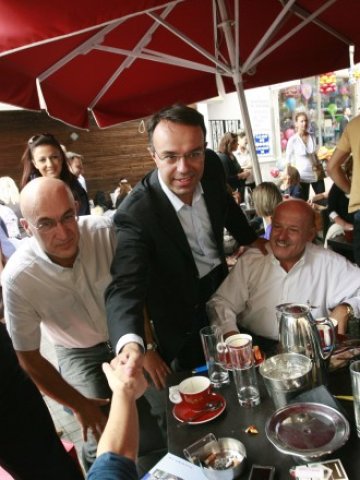 <p>
	Гръцкият заместник финансов министър Христос Стекурас сред избиратели. <em>Снимка: Ройтерс</em></p>
