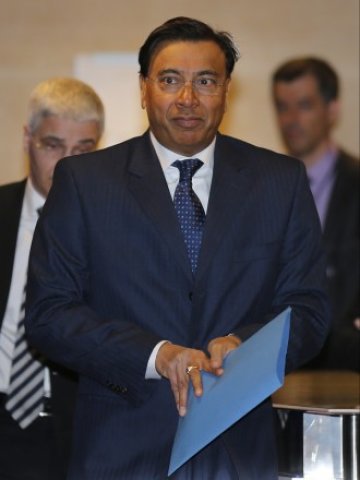 <p>
	Лакшми Митал е доволен от отчета на компанията му за първото тримесечие.<em> Снимка: Ройтерс</em></p>
