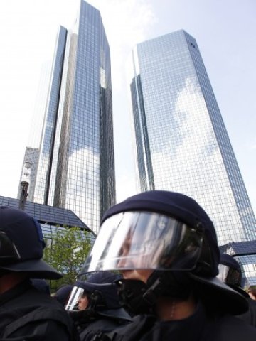 <p>
	<em>Сградата на Deutsche Bank във Франкфурт. Снимка: Ройтерс</em></p>
