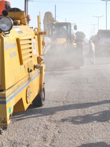 <p>
	<em>Със средствата от еврофондовете малките общини успяха да ремонтират немалко улици и междуселски пътища</em> &nbsp; Снимка: БТА</p>
