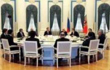 Финансовите министри на Г8, президентът на Русия Владимир Путин на срещата си в събота. снимка : Reuters.