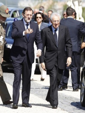 <p>
	Премиерът на Испания Мариано Рахой и италианският му колега Марио Монти. <em>Снимка: Ройтерс</em></p>
