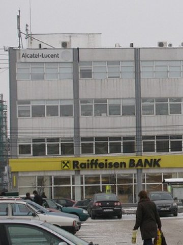 <p>
	Централният офис на Raiffeisen в Тимишоара.<em>&nbsp;</em><em>Снимка: ronada, лиценз: <strong><a href="http://creativecommons.org/licenses/by/2.0/ " target="_blank">CreativeCommons</a></strong></em></p>
