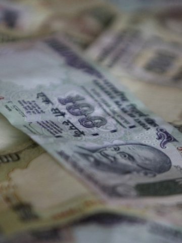 <p>
	Индия пуска националната си валута на пазара в търсене на капитал.&nbsp;<em>Снимка: Ройтерс</em></p>
