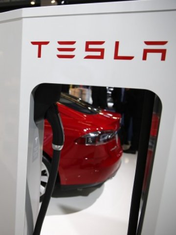 <p>
	Daimler възнамерява да продължи да работи с Tesla в следващите години. <em>Снимка: Ройтерс</em></p>
