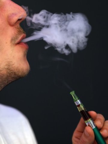 <p>
	Електронните цигари няма да попаднат в категорията на медицинските продукти.&nbsp;<em>Снимка: Ройтерс</em></p>
