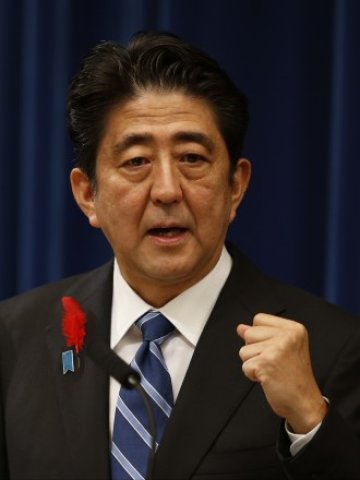 <p>
	Японският премиер Шиндзо Абе определи съживяването на икономиката за своя основна цел.&nbsp;<em>Снимка: Ройтерс</em></p>
