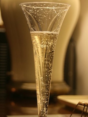 <p>Шампанското е предпочитан от богатите китайци символ на лукса. <i>Снимка: Flickr Лиценз: </i><a target="_blank" href="http://creativecommons.org/licenses/by/2.0/"><i>Creative Commons</i></a></p>