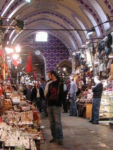 <p>По време на фестивала търговците предлагат големи намаления, за да освободят място за новата стока. <i>Лиценз: tatilde, снимка: </i><a target="_blank" href="http://creativecommons.org/licenses/by/2.0/"><i>Creative Commons</i></a></p>