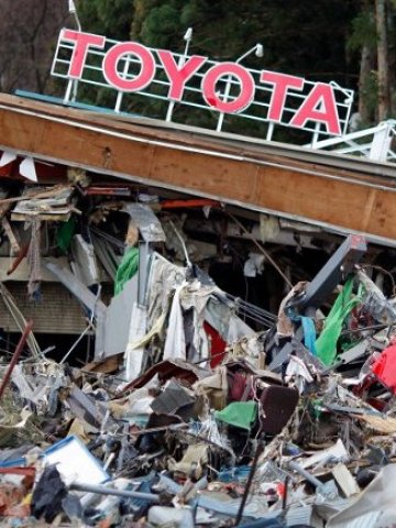 <p>
	Заради земетресението и цунамито много компании бяха принудени да затворят временно производствата си. <em>Снимка: Ройтерс</em></p>
