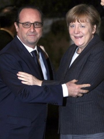 <p>
	Франсоа Оланд и Ангела Меркел. <em>Снимка: Ройтерс</em></p>
