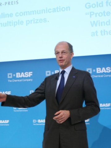 <p>
	Въпреки положителните резултати, изпълнителният директор Кърт Бок остава нащрек.&nbsp;<em>Снимка: Ройтерс</em></p>
