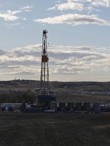 <p>
	Нефтена сонда в Северна Дакота.<em> Снимка: Ройтерс</em></p>
