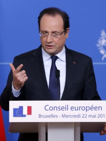 <p>
	ЕК ще представи насоки за ефикасни и икономически ефективни схеми за подпомагане на ВЕИ. На снимката: президентът на Франция Франсоа Оланд. <em>Снимка: Reuters</em></p>
