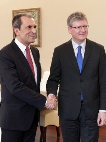 <p>
	Премиерът Пламен Орешарски се срещна с еврокомисаря за заетостта Ласло Андор. <em>Снимка: БТА</em></p>
