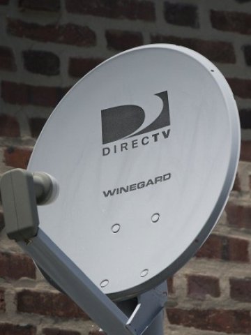 <p>
	Сливане на DirecTV и AT&amp;T може да създаде гигант, който да се конкурира с лидера Comcast. <em>Снимка: Ройтерс</em></p>
