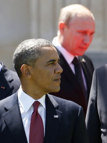 <p>
	Обама и Путин видимо и умишлено се избягваха взаимно по време на общата снимка. <em>Снимка: Ройтерс</em></p>
