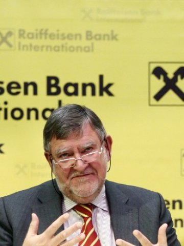 <p>
	Изпълнителният директор на Raiffeisen Bank International AG Хърбърт Степич. <em>Снимка: Ройтерс</em></p>
