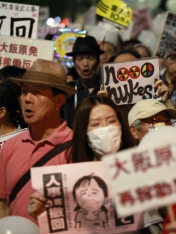 <p>
	Антиядрена демонстрация в Токио. <em>Снимка: Ройтерс</em></p>
