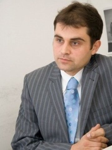 <p>
	Кирил Величков: Съветваме клиентите още в началото да се срещнат както с консултанта, така и с банката. <em>Снимка: личен архив</em></p>
