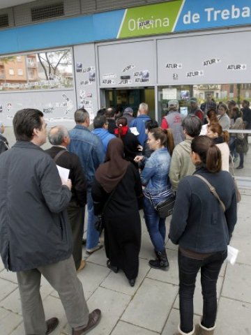 <p>
	Опашка пред бюро за безработни в Бадалона, недалече от Барселона. <em>Снимка: Ройтерс</em></p>
