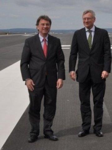 <p>
	&nbsp;Филип Отие, посланик на Франция (вляво), и германският посланик Матиас Хьопфнер. <em>Снимка: Посолство на Франция в София</em></p>
