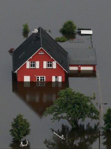 <p>
	Наводнен район но поречието на Елба. <em>Снимка: Ройтерс</em></p>
