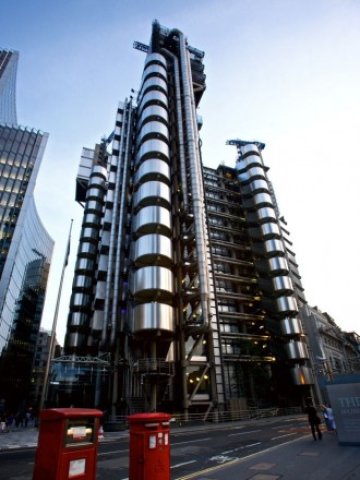 <p>
	Сградата на Lloyd&#39;s. <em>Снимка: Wikipedia</em></p>
