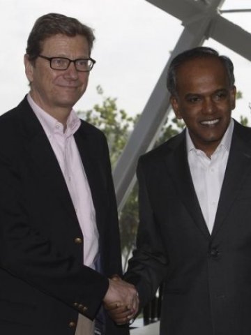 <p>
	Германският външен министър Гидо Вестервале със сингапурския си колега К Шанмугам. <em>Снимка: Ройтерс</em></p>
