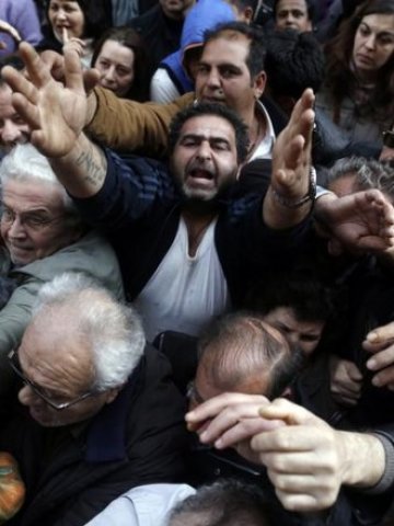 <p>
	Протест на гръцки фермери пред министерството на земеделието в Атина, 6 февруари 2012 г. <em>Снимка: Ройтерс</em></p>
