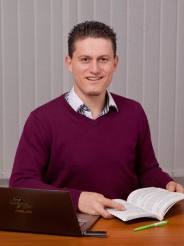 <p style="text-align: justify;">
	Светлин Наков. <em>Снимка: личен архив</em></p>
