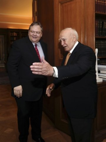 <p>
	Гръцкият президент Карлос Пауляс и&nbsp; лидерът на Пасок Евангелос Венизелос. Снимка: Ройтерс</p>
