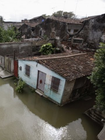 <p>
	Заради нанесените поражения много потенциални купувачи са скептични към инвестицията в имот на брега. <em>Снимка: Ройтерс</em></p>
