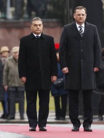 <p>
	Виктор Орбан и Петр Нечас. <em>Снимка: Ройтерс</em></p>
