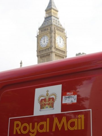 Акциите на британските пощи с рязък скок при пазарния им дебют