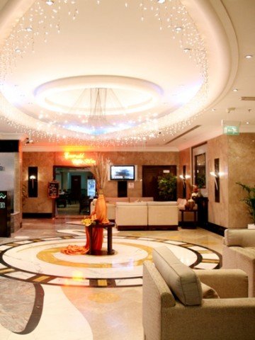 Фоайето на Grand Midwest Hotel помага не само на гостите да се настанят, но и на родилка да роди. Снимка: Grand Midwest Hotel