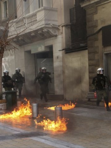 <p>
	Сблъсък на полиция с демонстранти в центъра на Атина, 20 февруари. <em>Снимка: Ройтерс</em></p>
